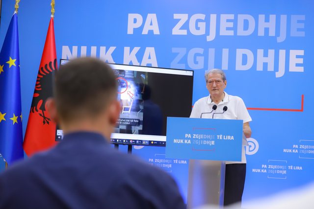 Berisha publikon pamjet: Farsa elektorale e 11 Majit tashmë është e dokumentuar