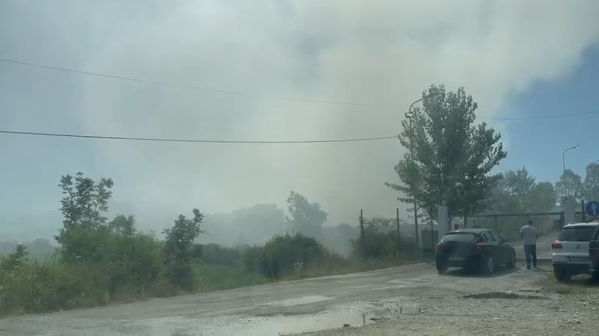 Pamje/ Zjarri në Elbasan vazhdon për të tretën ditë, rrezikohet shëndeti i banorëve