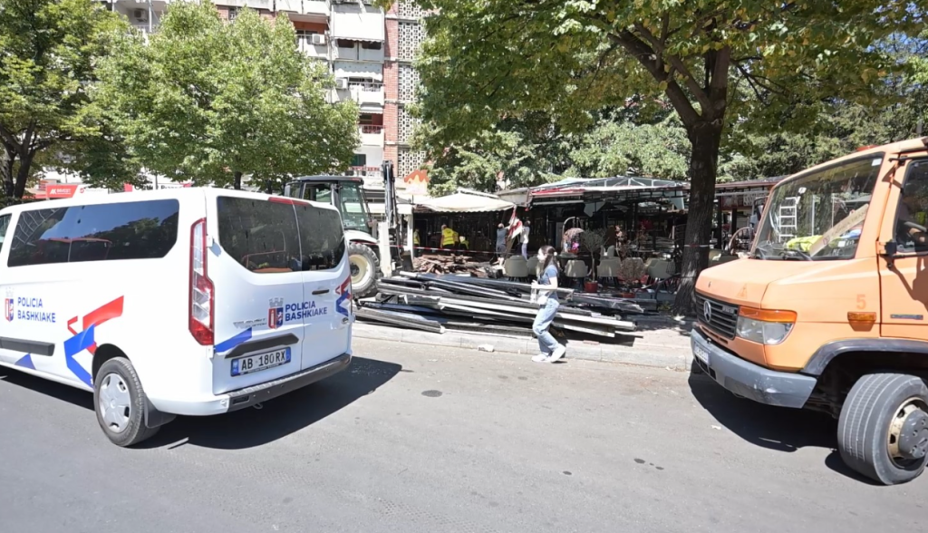 Fadromat në qendër të Tiranës  aksion për lirimin e hapësirave publike te  Piazza 