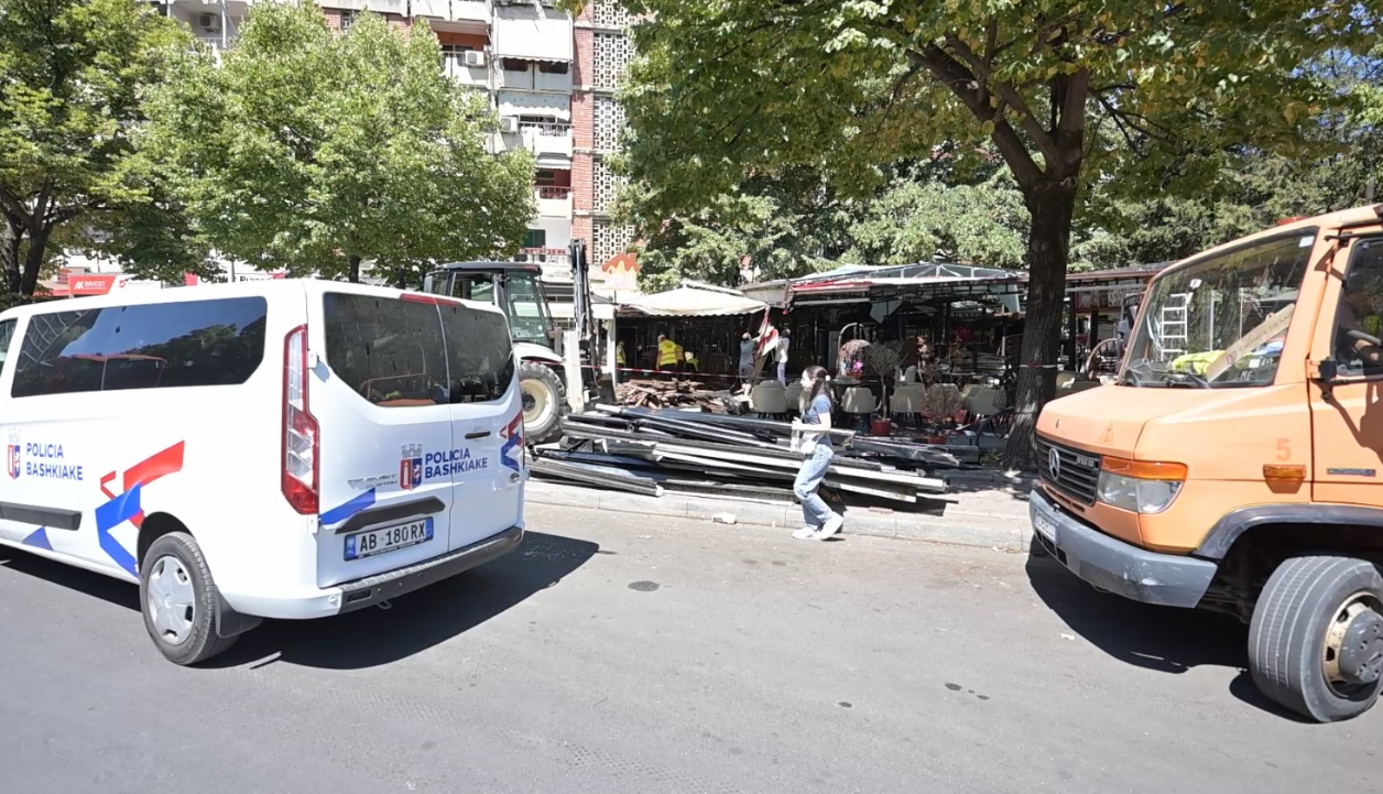 Fadromat në qendër të Tiranës, aksion për lirimin e hapësirave publike te “Piazza”
