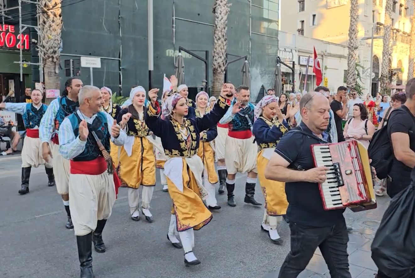 folk-dance-music-festival-artiste-nga-10-vende-te-ndryshme-ne-skenen-e-durresit