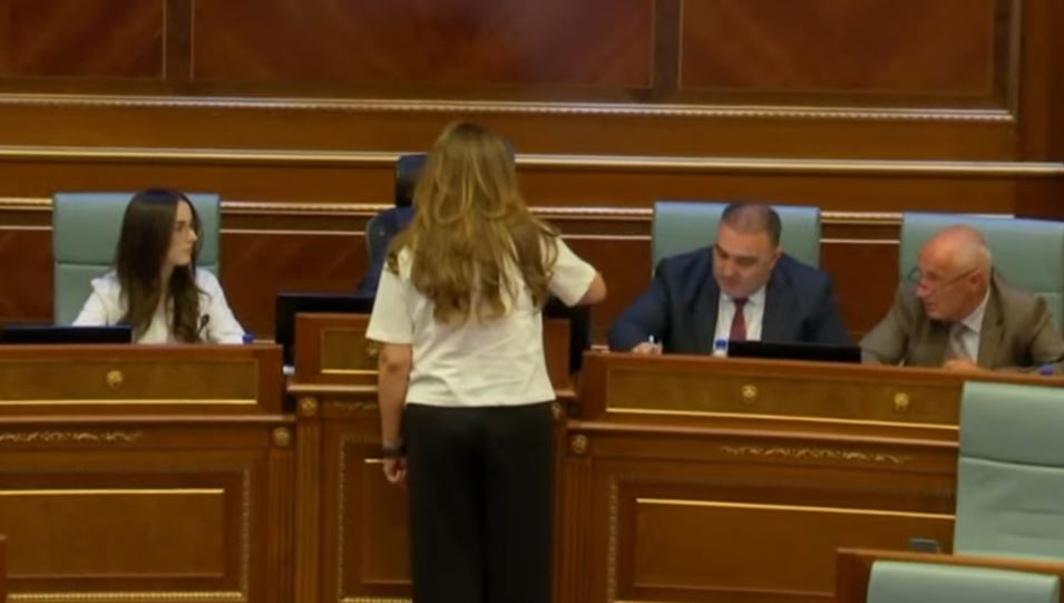 Tensione në seancë, konstituimi i Kuvendit të Kosovës shtyhet për herë të 51-të