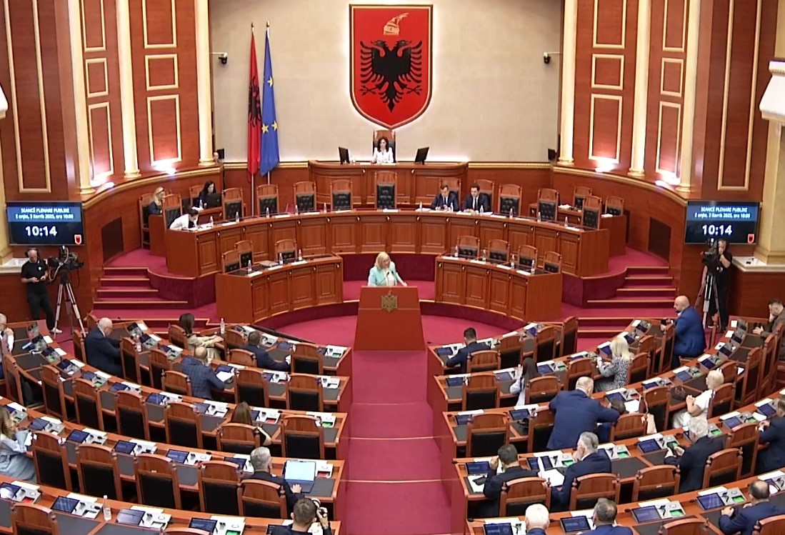 Debate në seancën e fundit parlamentare, PD dhe PS përplasen për zjarrin në Elbasan