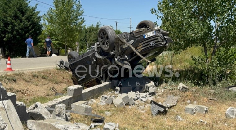 PAMJE/ Makina përplaset me murin dhe përmbyset, plagosen çifti i bashkëshortëve