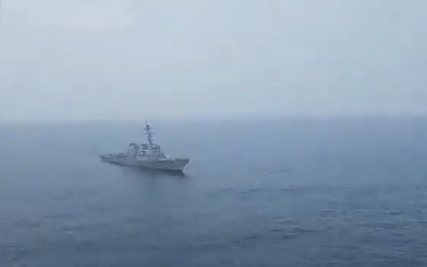 Helikopteri iranian detyron të ndryshojë kurs anijen amerikane në Detin e Omanit