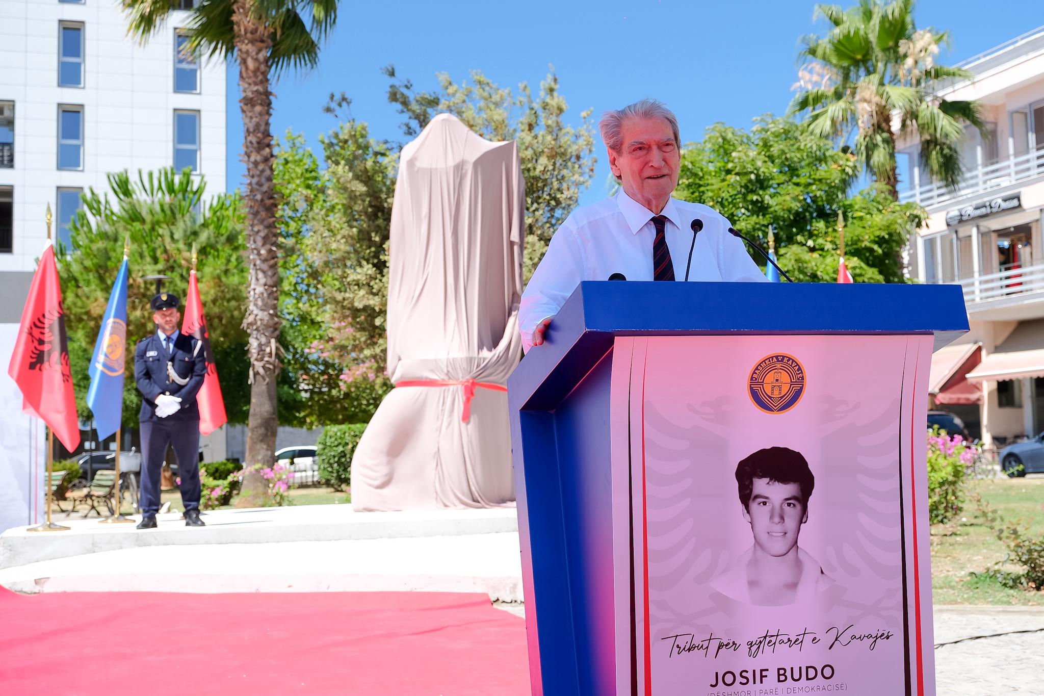 Përurohet shtatorja e Josif Budos në Kavajë, Berisha: Rama burgos kundërshtarët