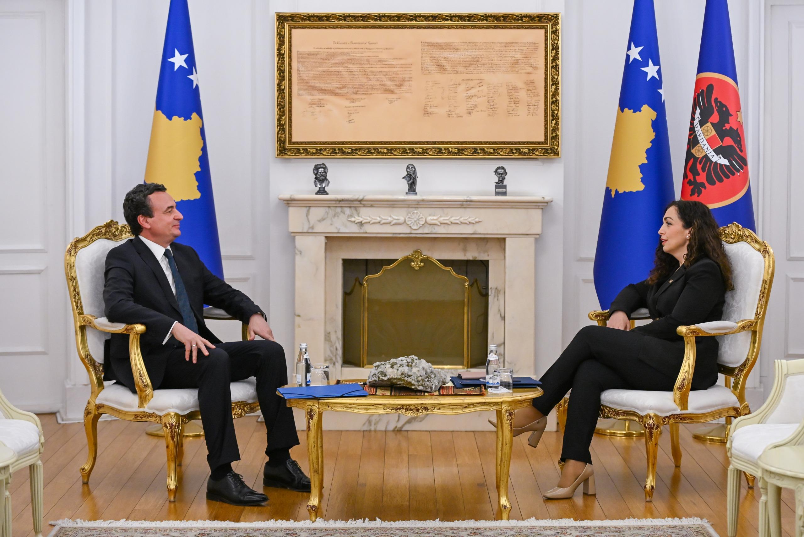 Osmani fton liderët e partive për bllokadën politike në Kosovë, takohet me Kurtin
