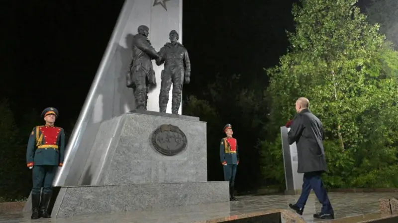 Putin jep mesazhin, viziton memorialin e bashkëpunimit ruso-amerikan para takimit
