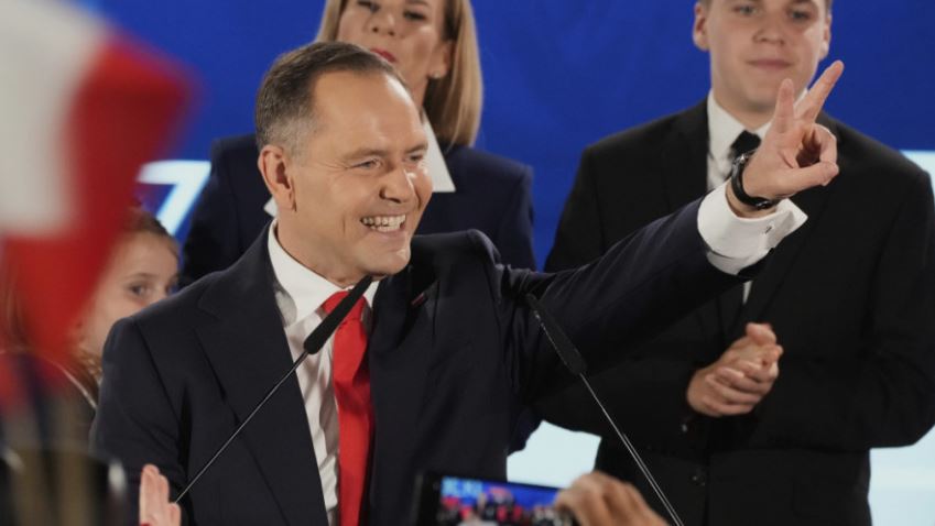 Karol Nawrocki betohet si President i Polonisë