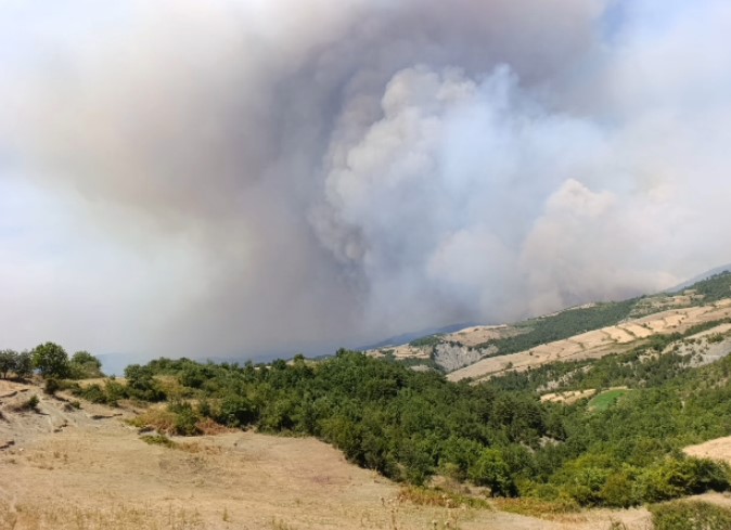 Flakët shkrumbojnë teqenë e Shemberdhenjes, rëndohet situata nga zjarret në Gramsh