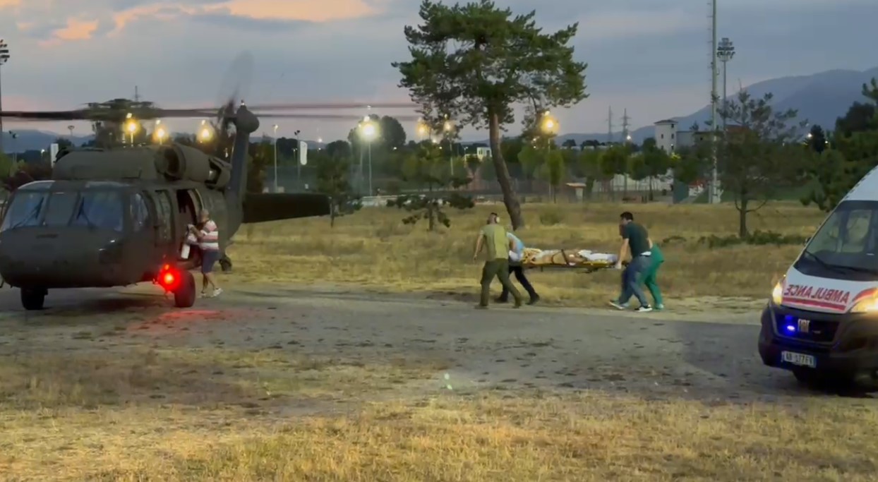 Përmbyset makina në Korçë, drejtuesi transportohet me helikopter te Trauma në Tiranë