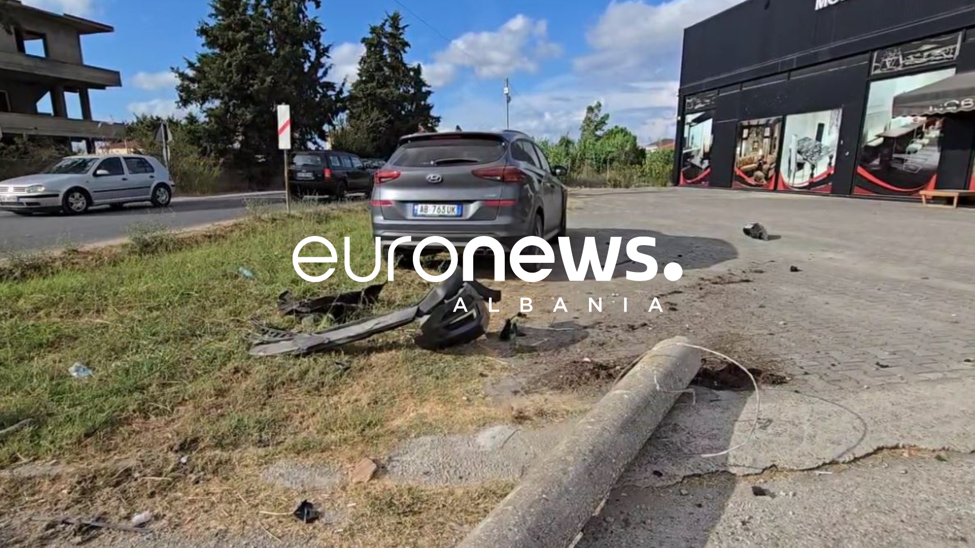 Aksident në Fier-Levan, automjeti përplaset me shtyllën elektrike, plagoset shoferi