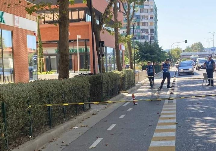 Arrestohet shoferi, pasagjerja hapi derën dhe përplasi të miturën me monopatinë