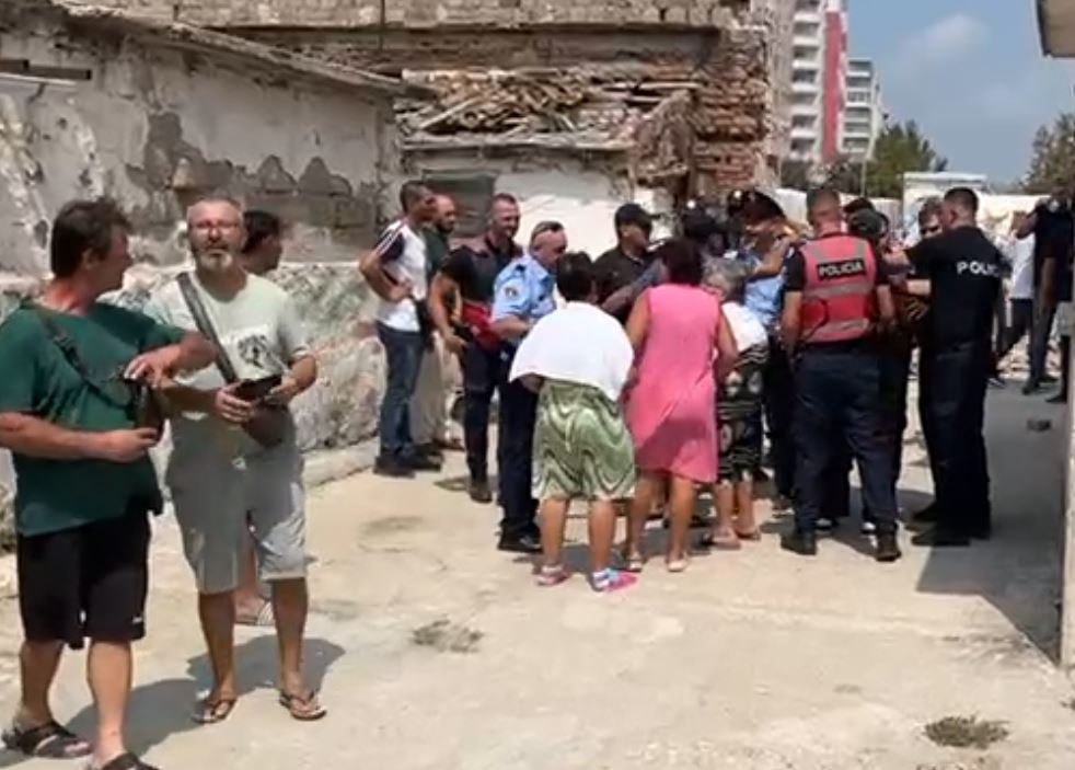 VIDEO/ Tension në Vlorë, banorët kundërshtojnë shembjen e banesave