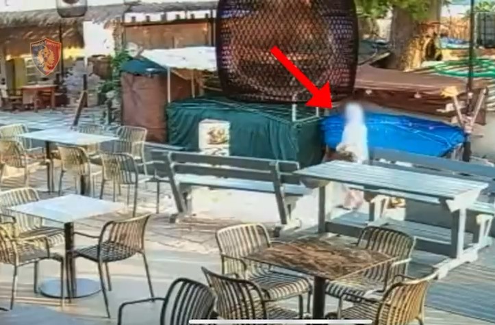 Vodhi bizhuteri, parfume e suvenire, arrestohet turistja italiane në Ksamil