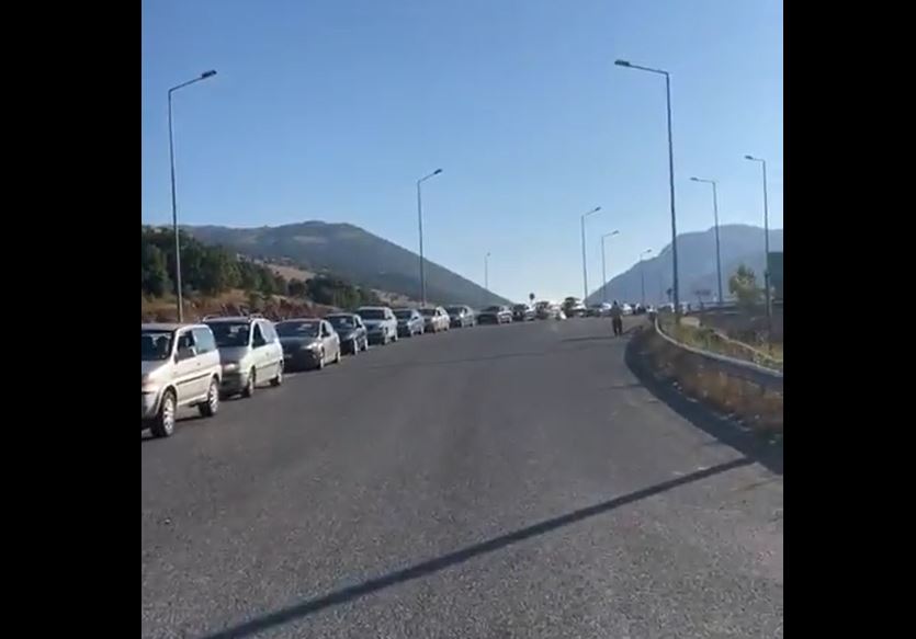 Pala greke me sportele të reduktuara, rikthehen radhët kilometrike në Kapshticë