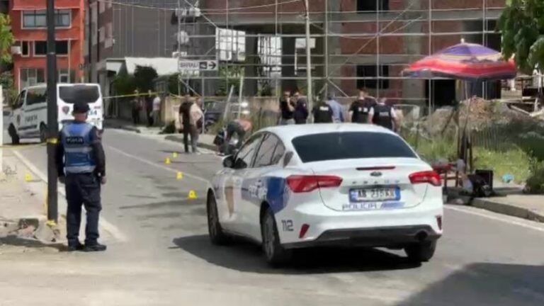 Preku kabllon elektrike duke ecur në rrugë  vdes 16 vjeçarja