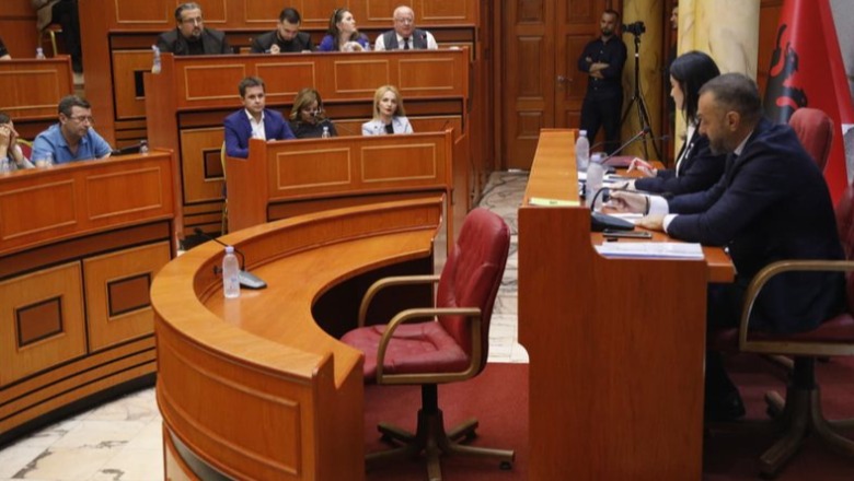 Kush janë 4 këshilltarët e PS që nuk morën pjesë në shkarkimin e Veliajt