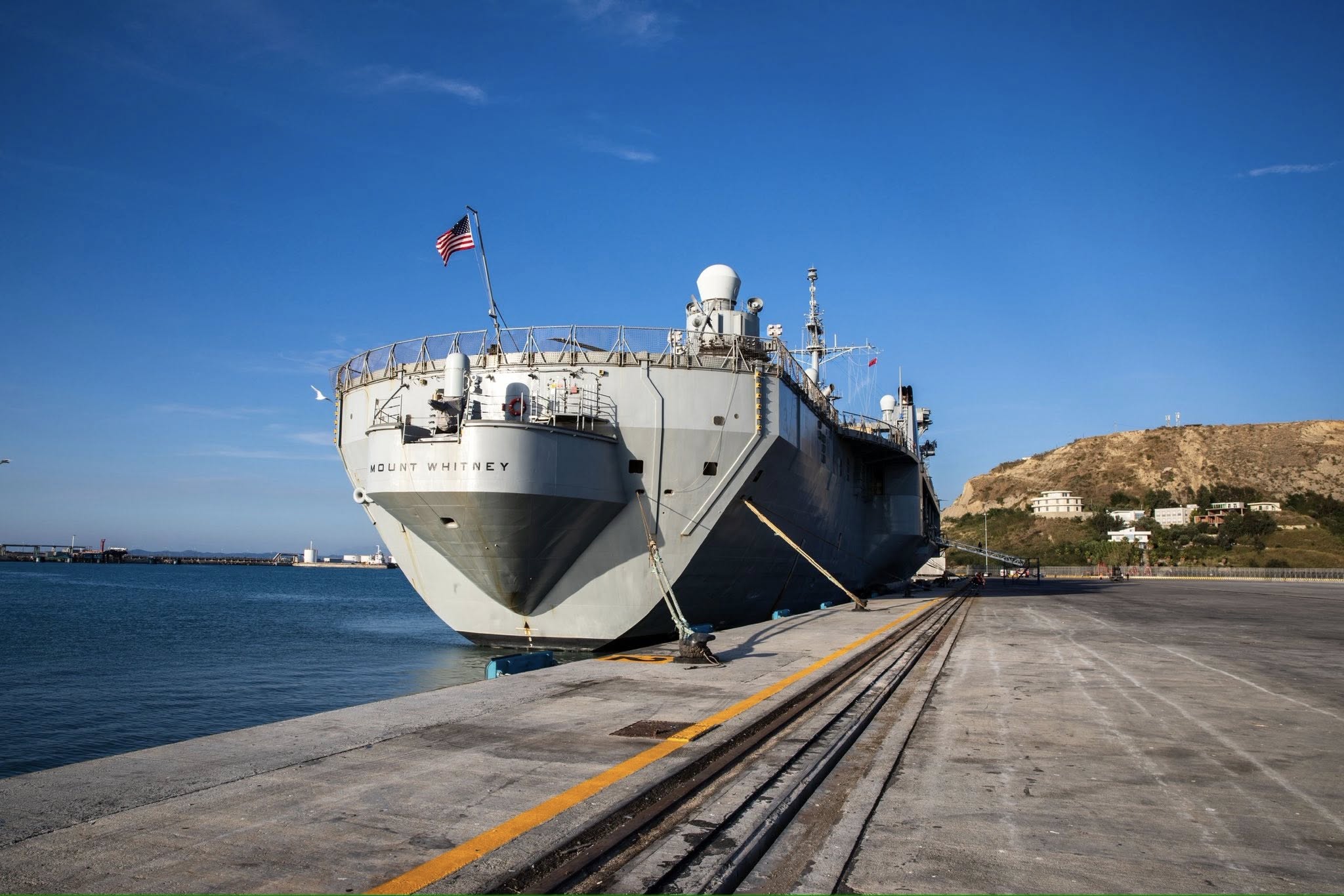 Për herë të parë në portin e Durrësit  zbarkon anija luftarake amerikane