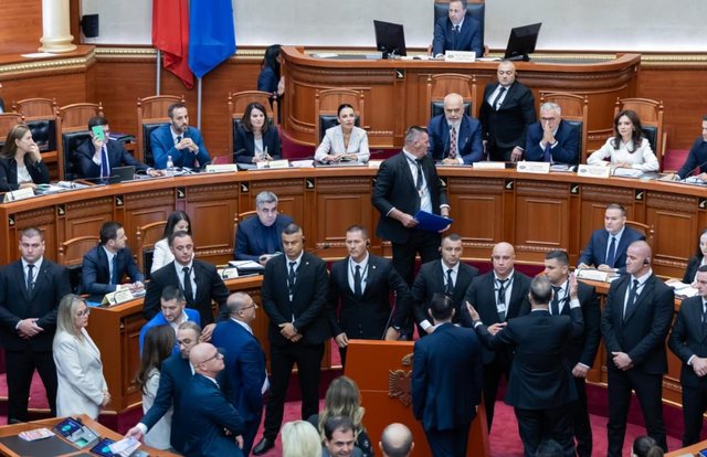 Tensionet në Kuvend  PS kërkon masa disiplinore ndaj 2 deputetëve të PD së