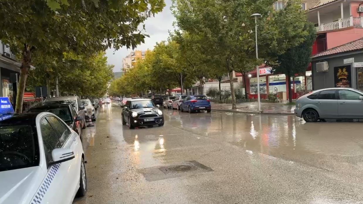 Vlora i shpëton përmbytjeve, qarkullimi i mjeteve vijon normalisht