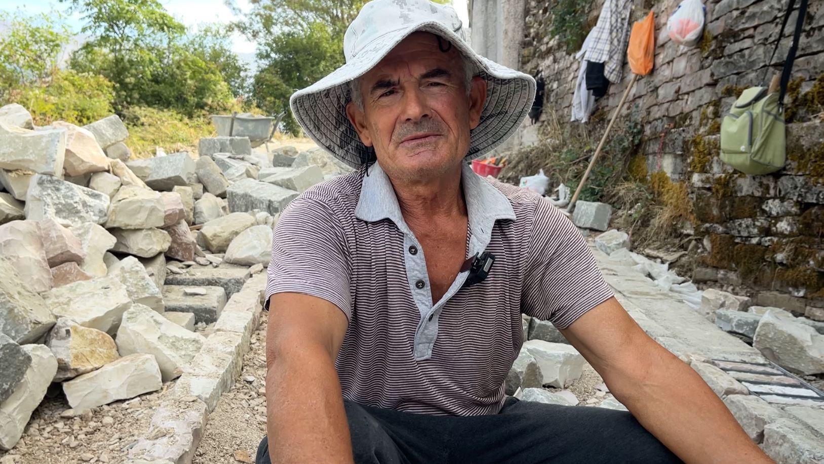 Çaush Caca  gurskalitësi që qëndis me daltë dhe çekan rrugët e kalldrëmta