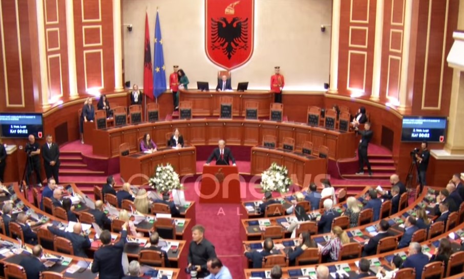 Llajo drejton seancën e parë parlamentare, PD “proteston” me pankarta