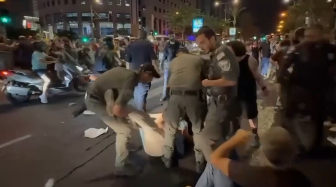 Protesta në Izrael për armëpushim në Gaza  policia largon me forcë demonstruesit