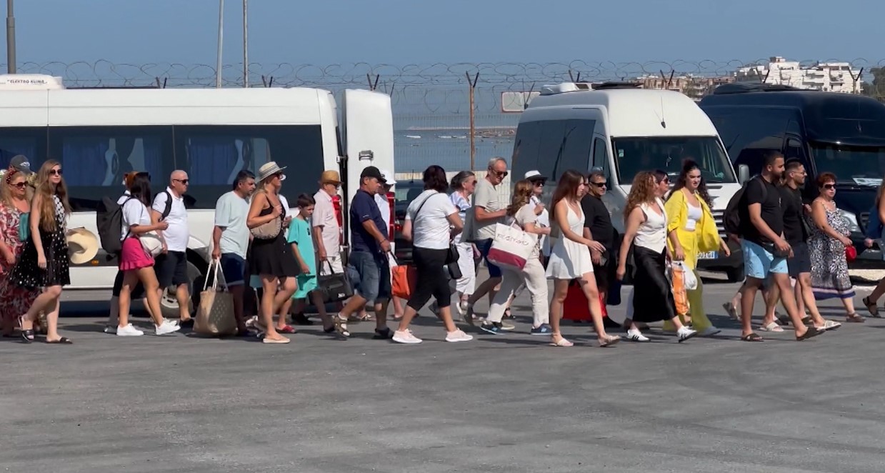 Turistët “pushtojnë” jugun, rekord pasagjerësh gjatë muajit gusht në portin e Vlorës