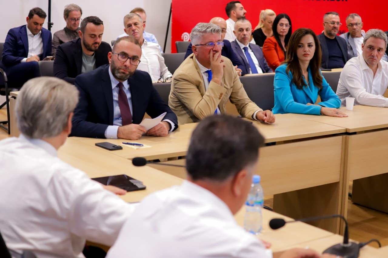 Berisha zgjedh nënkryetarët dhe kryetarin e ri të grupit parlamentar