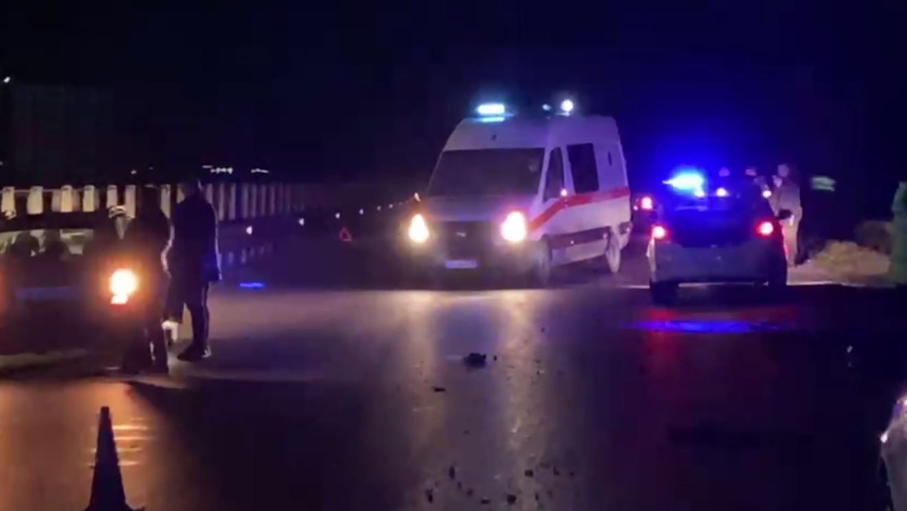 Aksident në Fier, makina përfundon në kanal, dy të plagosur
