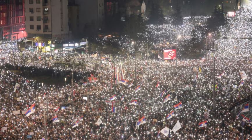 Beogradi mbështet akuzat e Rusisë për ndërhyrjen e Brukselit në protesta në Serbi