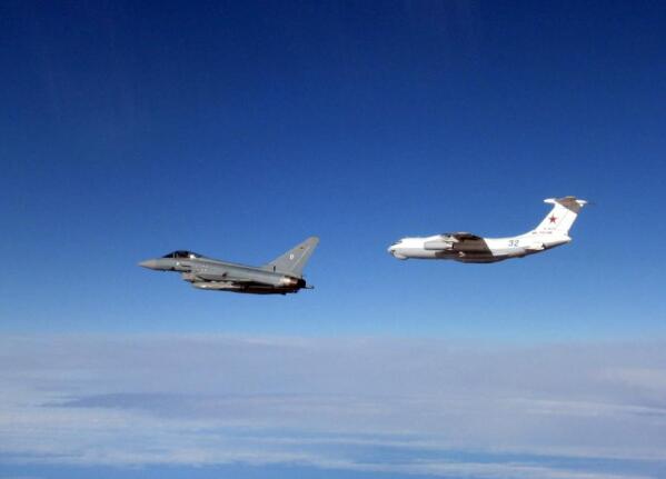 Tre avionë rus futen në territorin e Estonisë