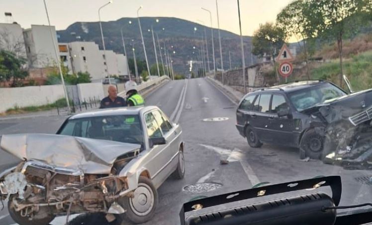 Aksident i rëndë në Elbasan, dy automjete përplasen “kokë më kokë”