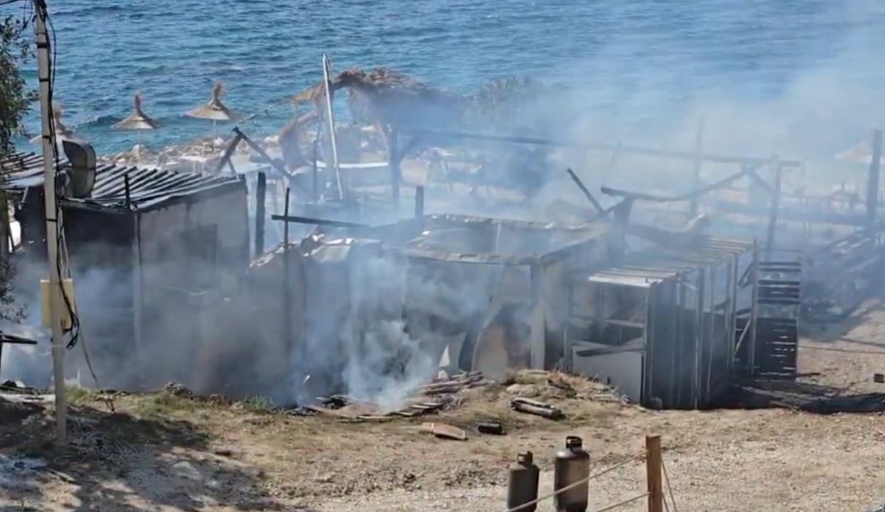 VIDEO/ Zjarr në Radhimë, digjet “Beach Bar” buzë detit