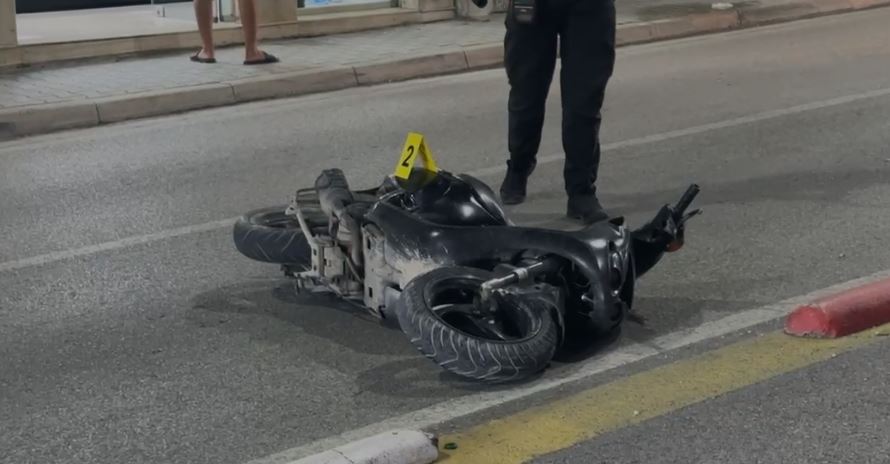 Aksident në rrugën ‘Ali Demi’ në Vlorë, taksia përplas motorin