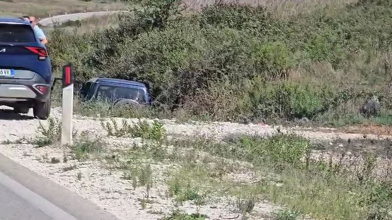 Makina del nga rruga në Lumin e Vlorës, plagoset shoferi