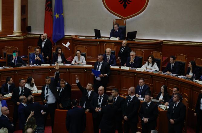 Morën votëbesimin në Parlament  ministrat e rinj betohen nesër në Presidencë