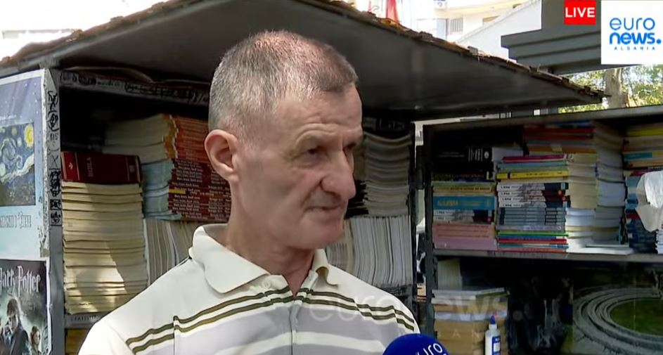 62 vjeçari që shet libra në rrugë prej 28 vjetësh  Realizova ëndrrën time