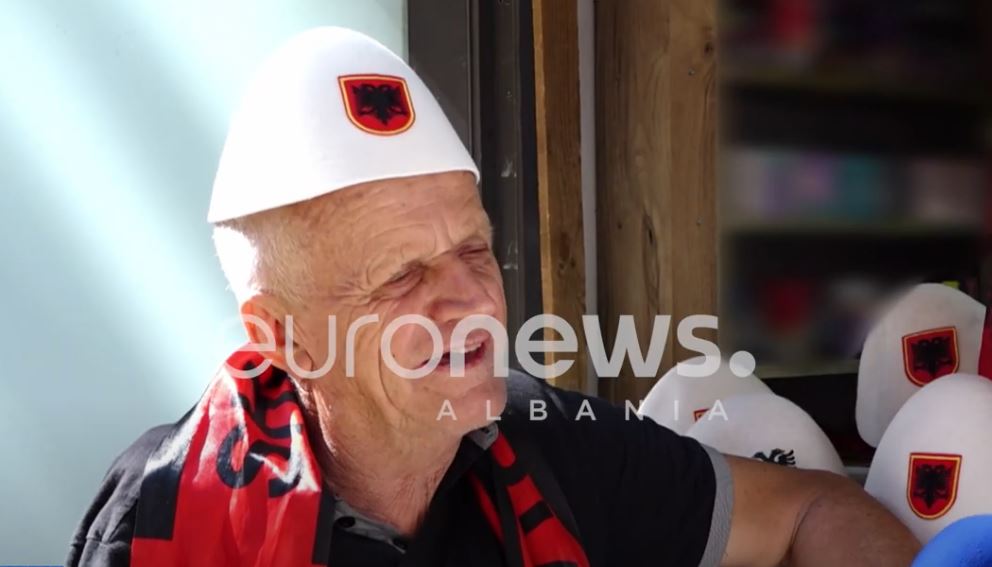Historia e Dhimitrit, 72-vjeçari që shet plisa dhe flamuj kuqezi