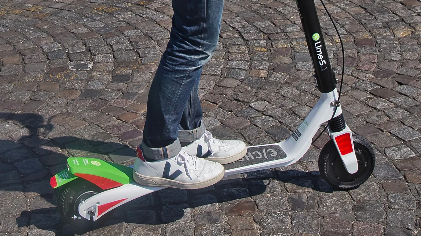 Praga ndalon skuterët elektrikë nga viti 2026 për shkak të kaosit në rrugë