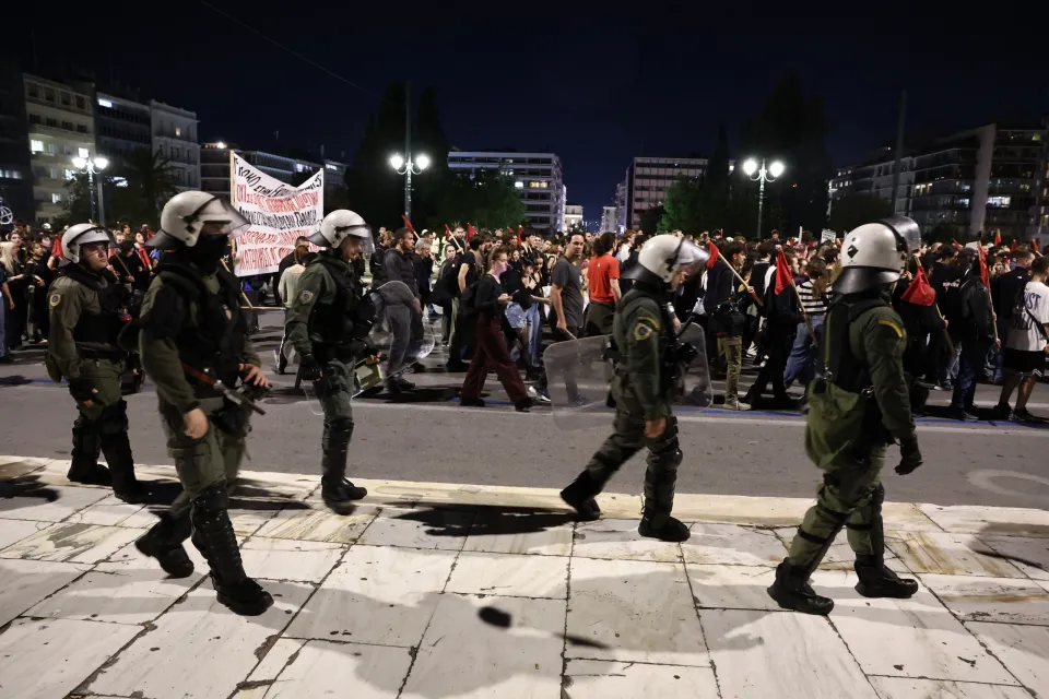 Protestë kundër amendamentit, policia greke rrethon Varrin e Ushtarit të Panjohur