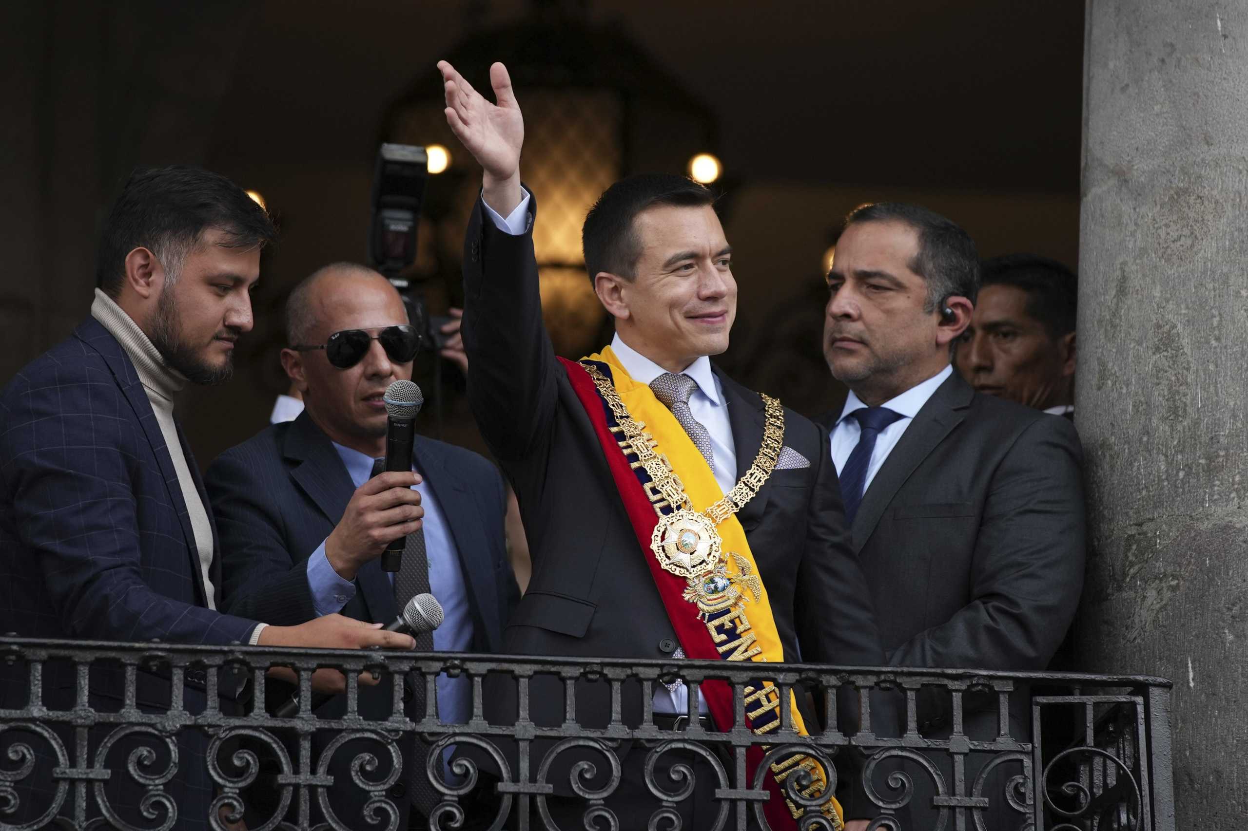 Tentativë për të vrarë Presidetin e Ekuadorit, sulmohet me gurë makina e tij