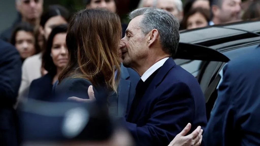 Dorë për dore me Carla Brunin dhe mes duartrokitjeve  Sarkozy shkon në burg