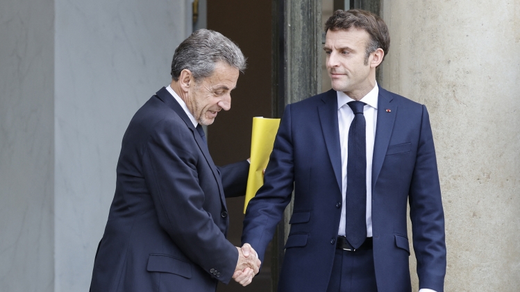 Sarkozi u prit nga Macron në Pallatin Presidencial para se të shkonte në burg