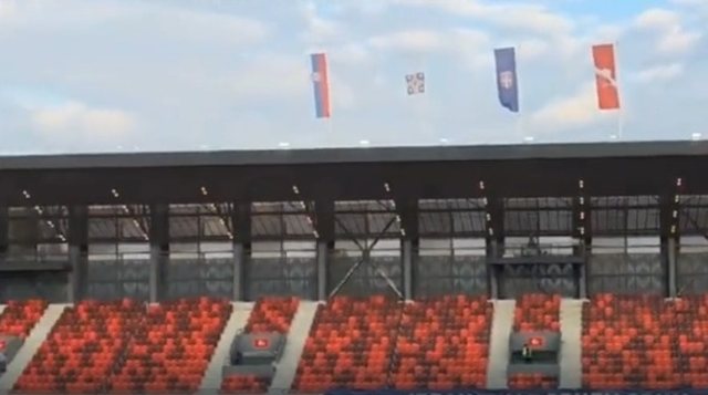 FOTOLAJM/ Serbët “provokojnë” kuqezinjtë, nuk vendoset flamuri shqiptar në stadium