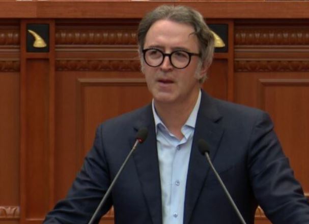 Alizoti në Kuvend: Demokracia jeton nga debati, në program asnjë fjalë për Kosovën