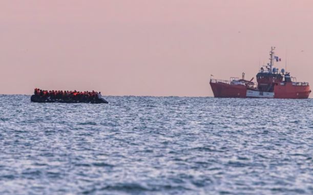 Raporti: Të deportuarit nga Anglia në Francë janë viktima të skllavërisë moderne