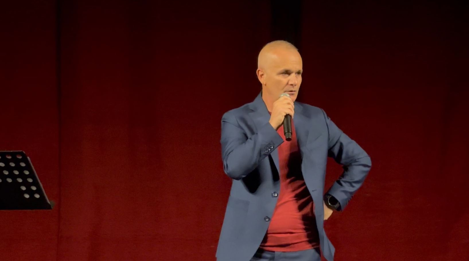 Elbasan: Shfaqja “O sa mirë me qen shqiptar” ngjitet në skenën e Teatrit “Skampa”