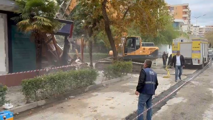 IKMT rikthehet në Vlorë, shembet një objekt biznesi
